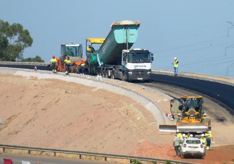 El nuevo puente de la zona de los Sauces se quiere poner en uso a primeros de julio